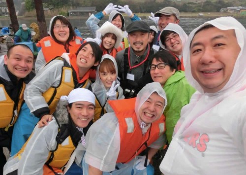 定置網漁体験で記念撮影