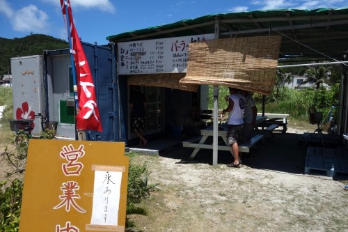 お昼は近くのお店で