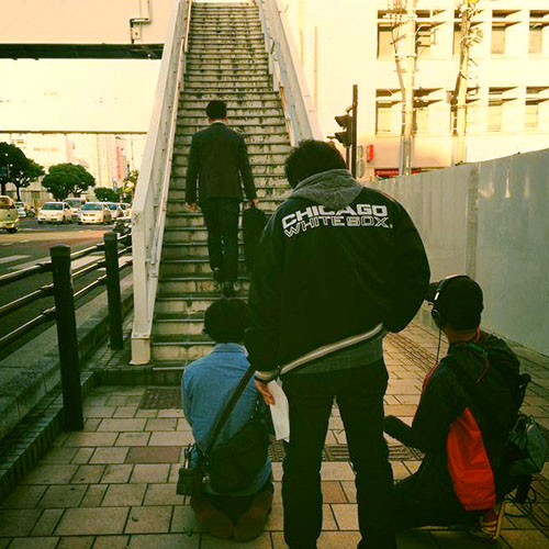 歩道橋をのぼる