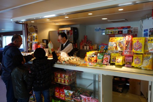 フェリー内には売店も