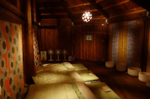 寝室となった部屋（夜）