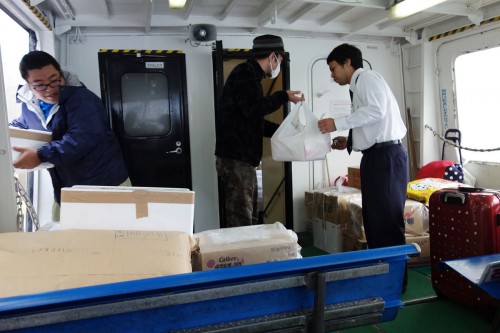 荷物がどんどん運び込まれます