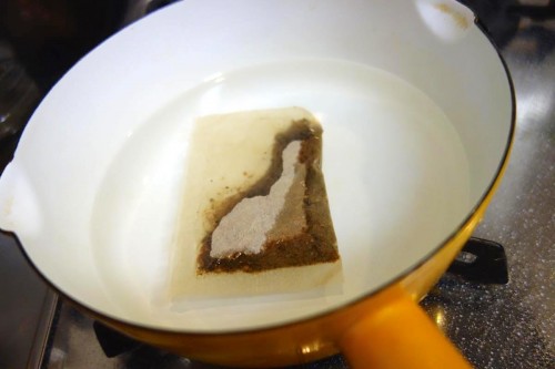 出汁パックを煮ます