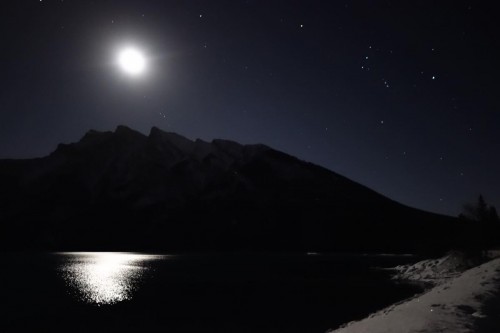 水面に映る月明かり