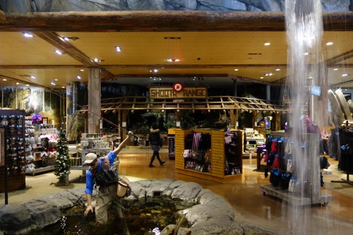 滝の流れる店内