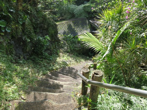 階段を降りれば…