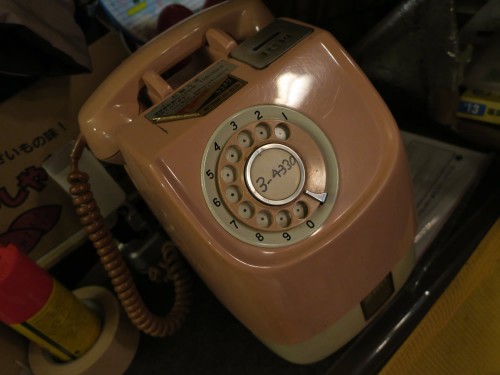 ピンクの電話