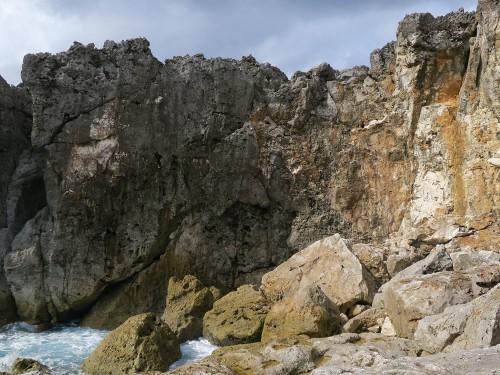 台風で崩れた岩
