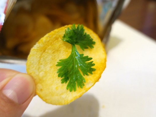 パクチーをのせて