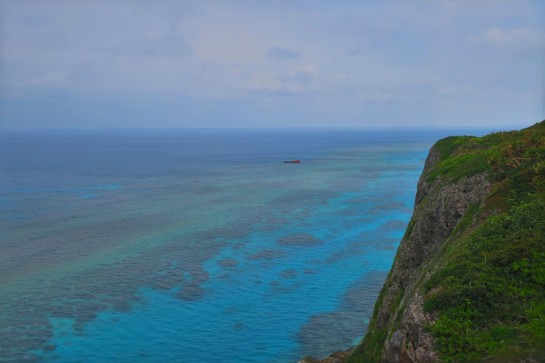 青い海と転覆した船