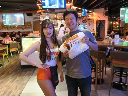 上海のフーターズガール