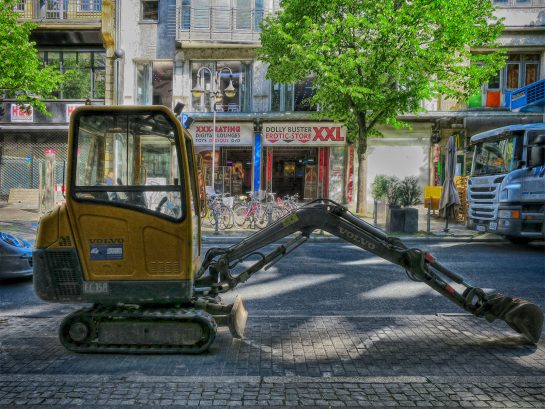 ボルボのショベルカーとアダルトショップ