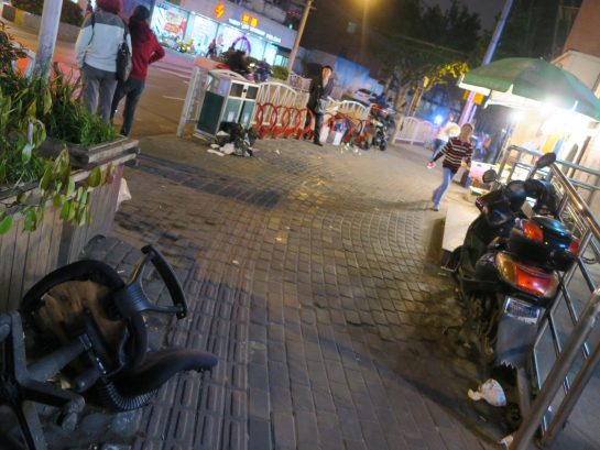 椅子が捨てられている。