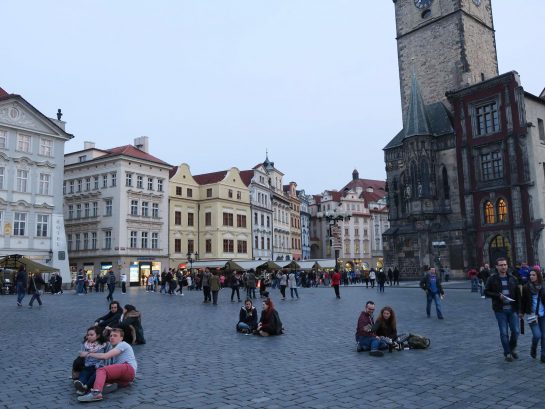 石畳に座る人たち