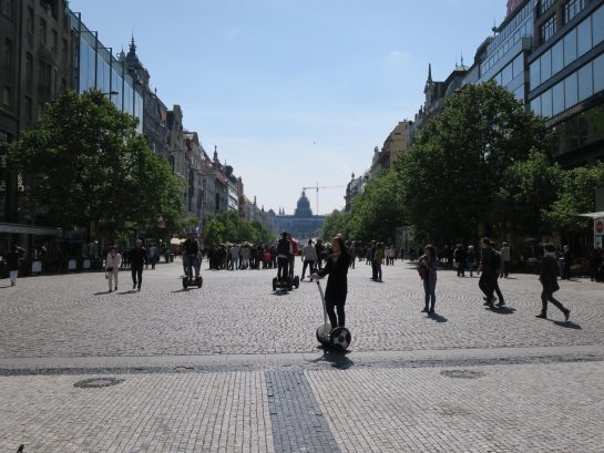 お昼のプラハ駅
