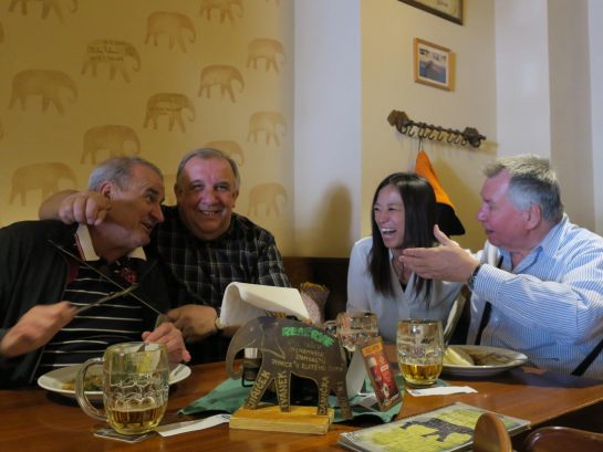 常連さんと盛り上がる