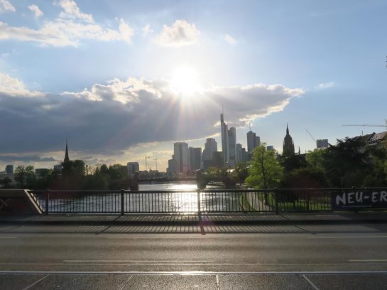 マイン川を渡る