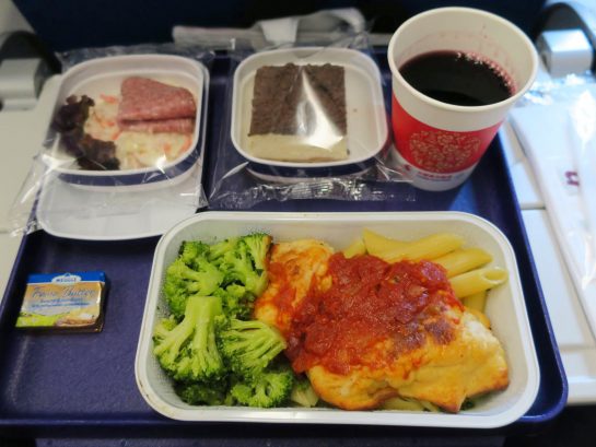 中国東方航空のフライトはまあまあでした 乾杯おじさん