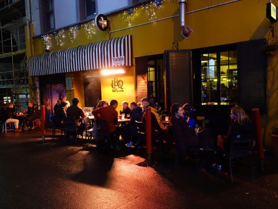 混雑するビアバー