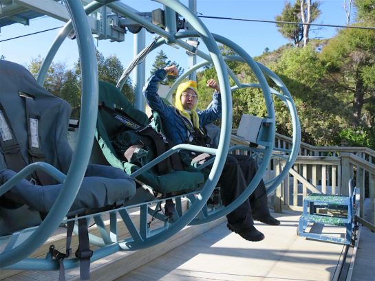 椅子に乗りポーズ