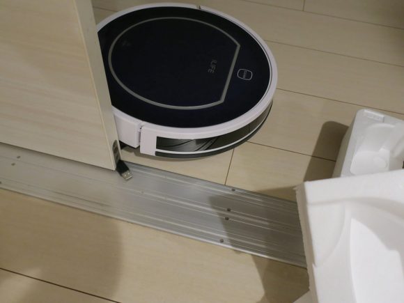 壁の影でUSBを加える