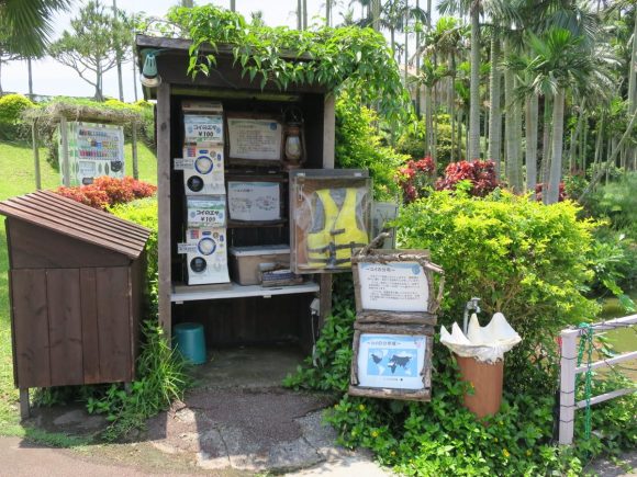 鯉のえさにライフジャケット