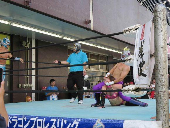 顔へのえぐい攻撃