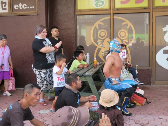 見つめるグルクンマスク