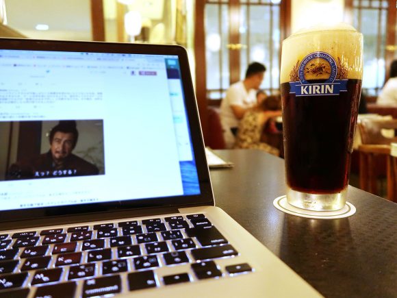 ビール飲んでます。