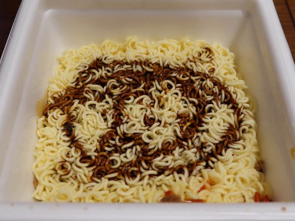 ソースをかけます。