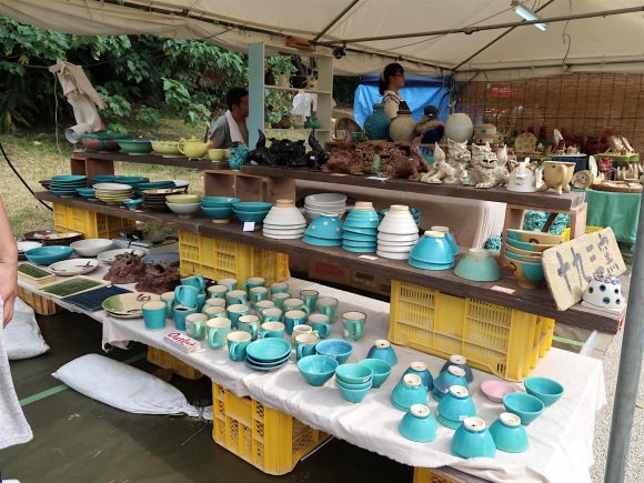 青がきれいなやちむん