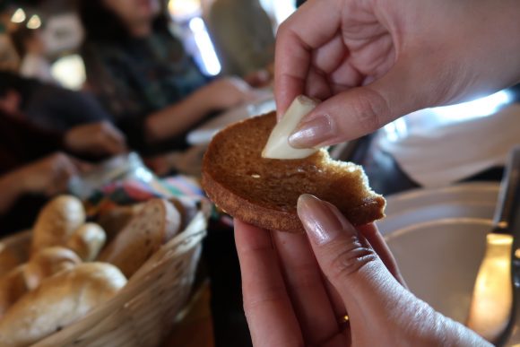 パンにガーリックを塗って…