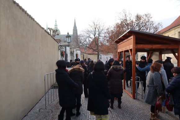 プラハ城前は日本人でいっぱい