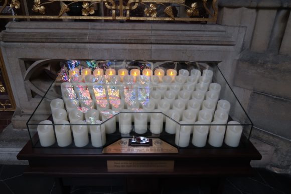 お金を入れるとろうそくがつく