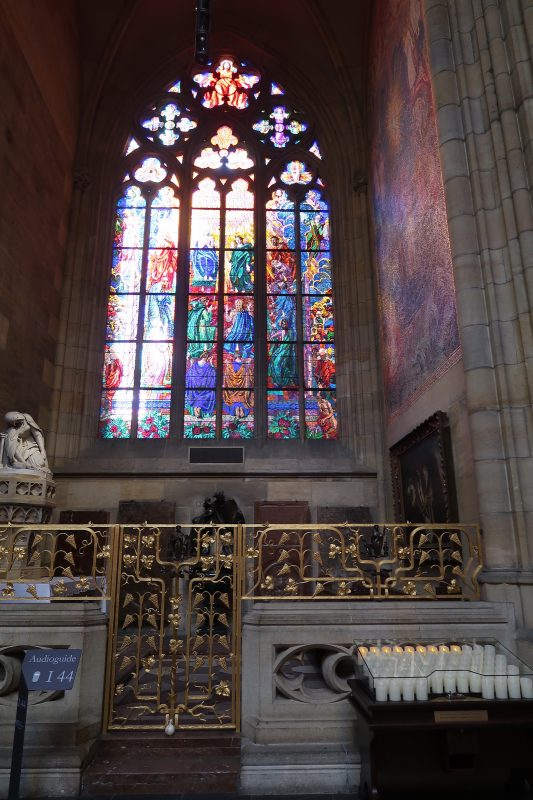 ステンドグラスの前に…