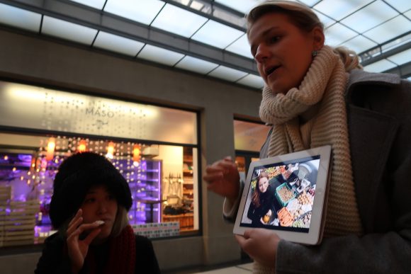 説明を受けつつ