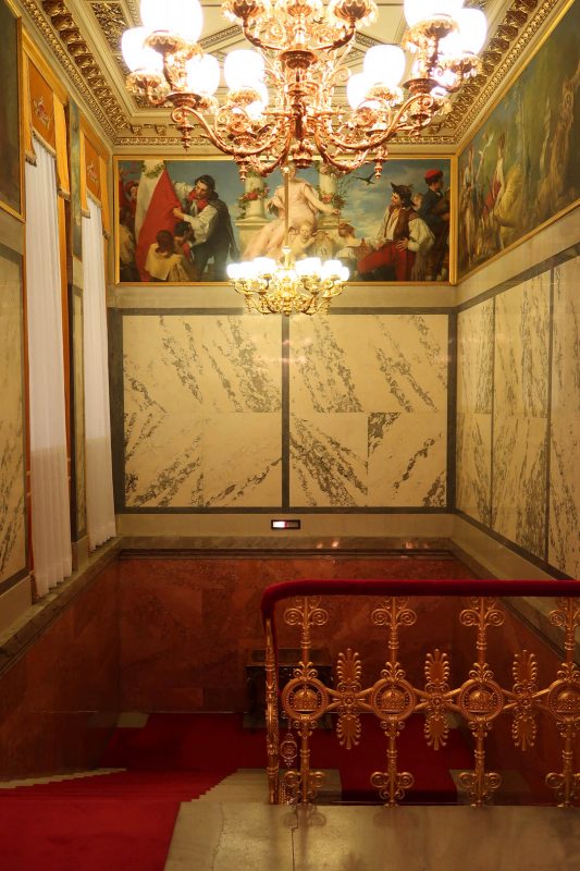 大統領専用の入口に続く