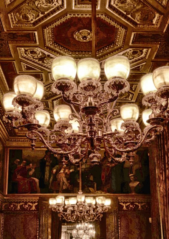 シャンデリアがすごい