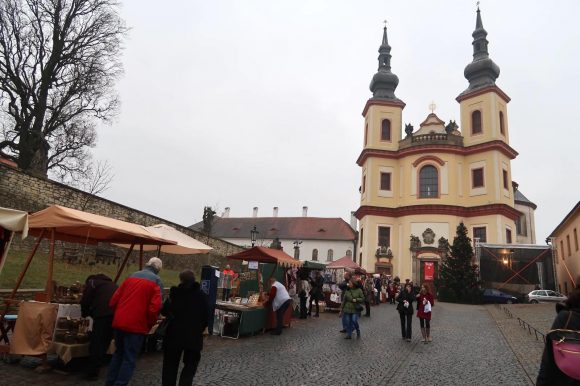 教会の前を通りお城へ