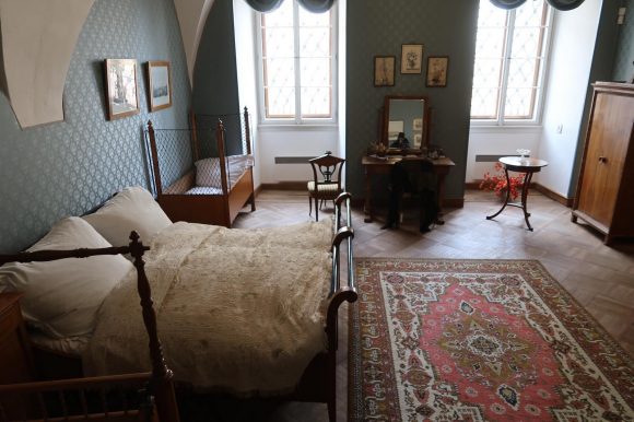 スメタナのベビーベッド