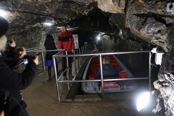 そこにあったのは舟。