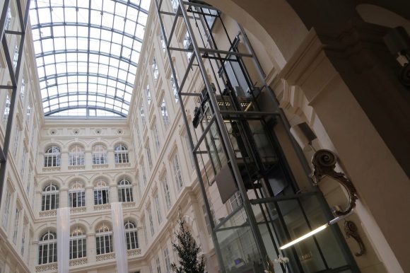 エレベーターはガラス張り