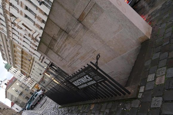 ブルノ 聖ヤコブ教会 納骨堂 入口