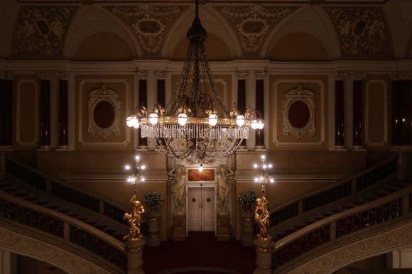 ホールのシャンデリア