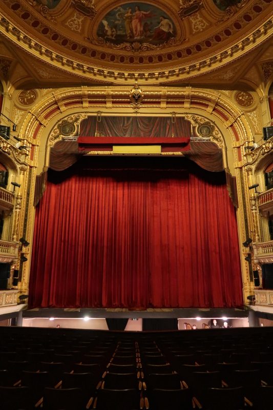 ステージから天井