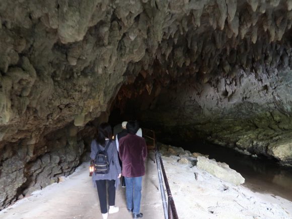 灯りを持ちつつ、奥へ