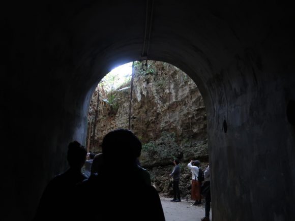 トンネルをくぐって