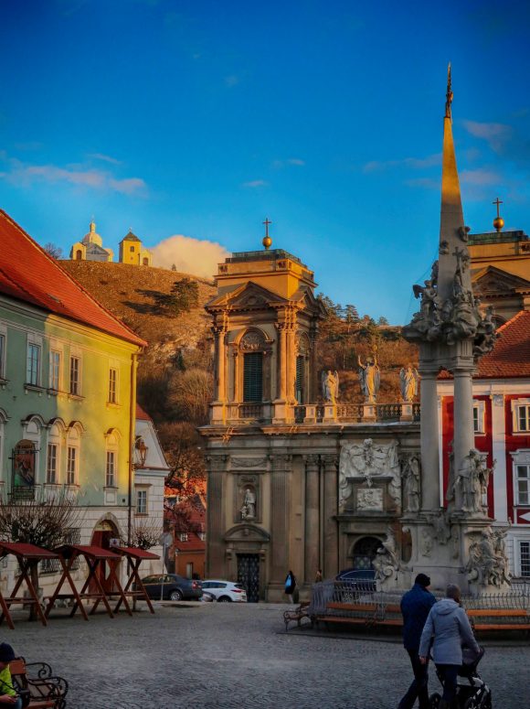 ミクロフの中心から聖なる丘を臨む