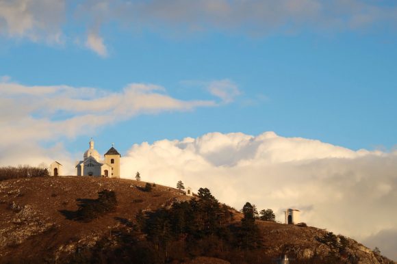 聖なる丘の向こうに雲海