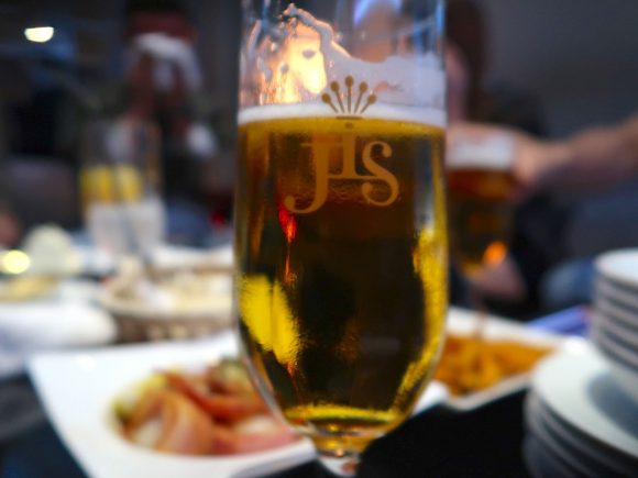 ロゴ入りグラスでビール